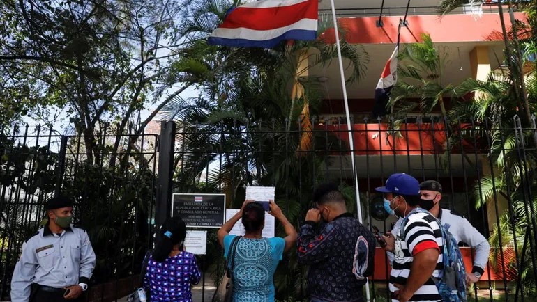 Cubanos en la embajada de Costa Rica en La Habana.