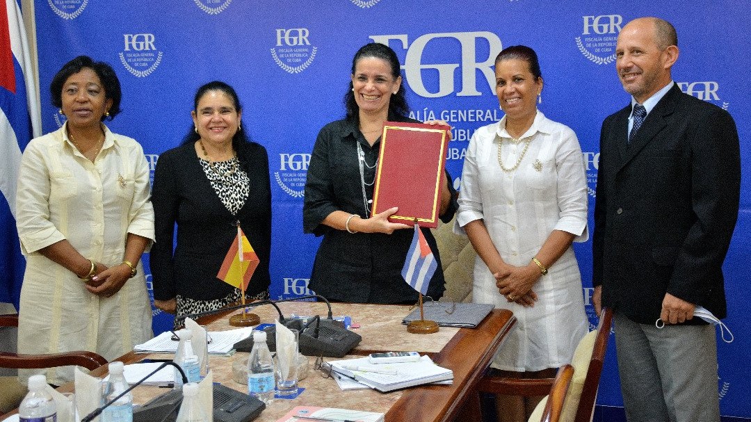 Yamila Peña Ojeda, fiscal general de Cuba, tras la firma del acuerdo.