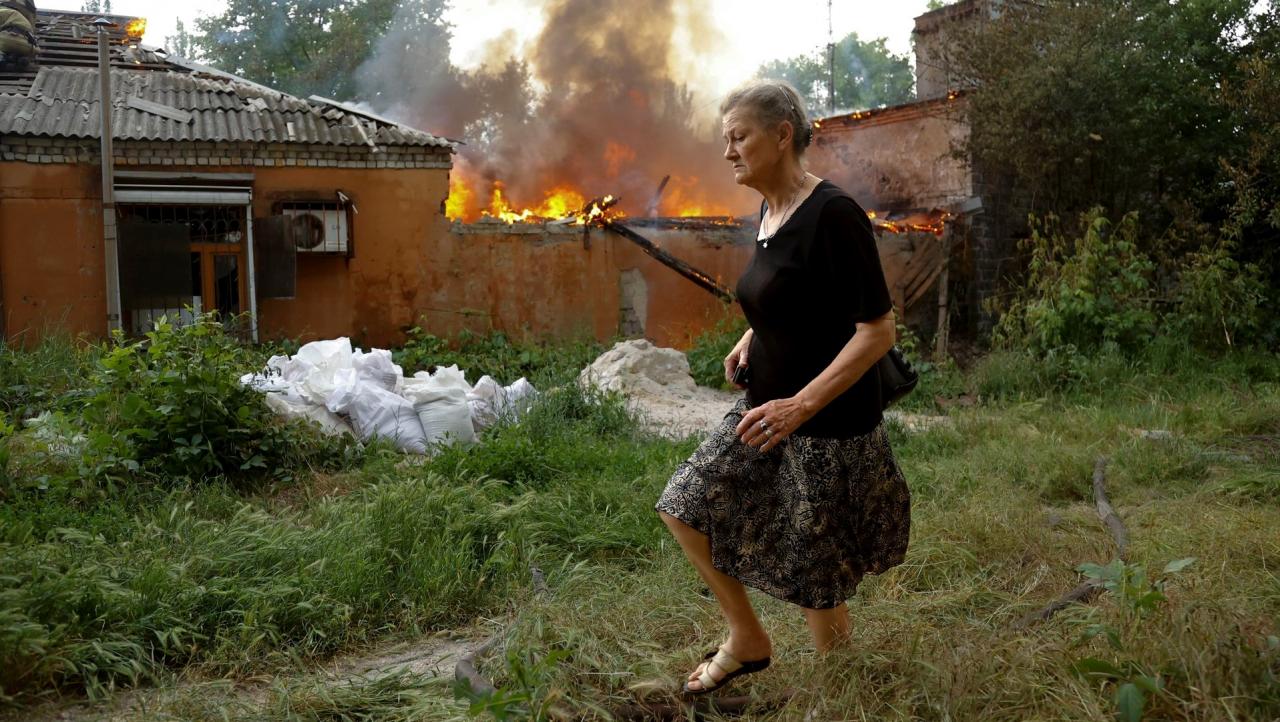 Una mujer en Donetsk tras un bombardeo ruso.
