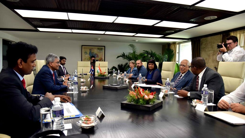 Encuentro entre funcionarios de la India y Cuba.