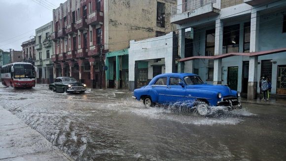 Inundaciones en la Calzada de 10 de octubre, en La Habana.