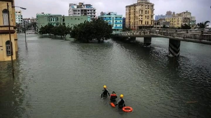 Rescatistas en la zona del Hospital Hermanos Ameijeiras, de La Habana, totalmente inundada.
