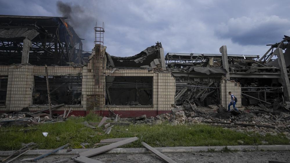El humo se eleva desde una instalación de servicio ferroviario afectada por un ataque con misiles rusos en Kiev, Ucrania, el 5 de junio.
