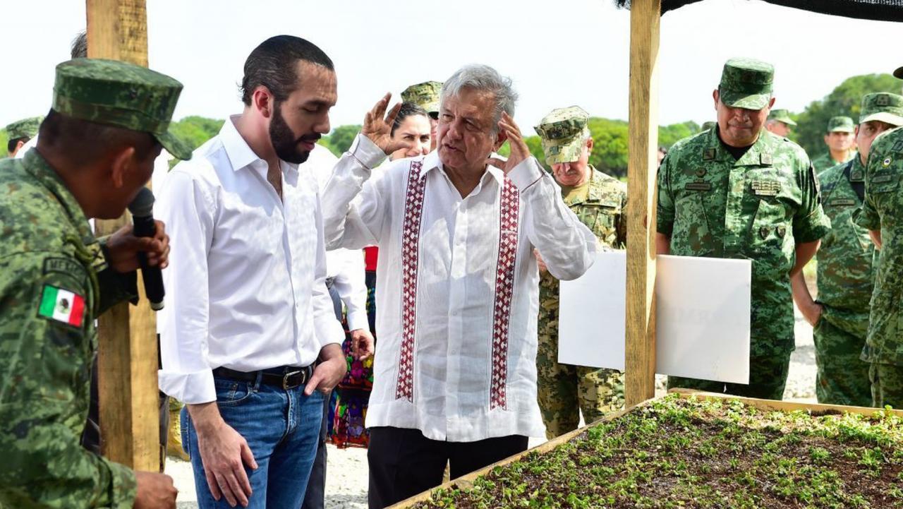 López Obrador presenta el proyecto a Nayib Bukele, presidente de El Salvador.