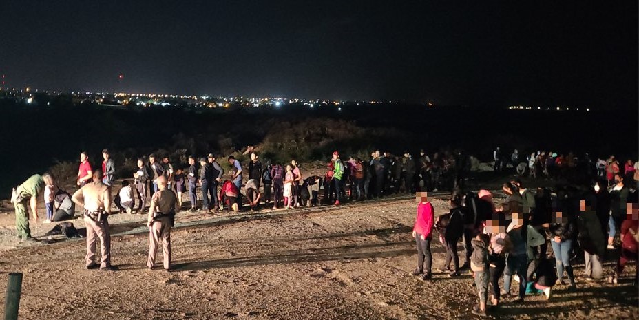 Migrantes detenidos por la Patrulla Fronteriza de EEUU en el sector Valle del Río Grande.