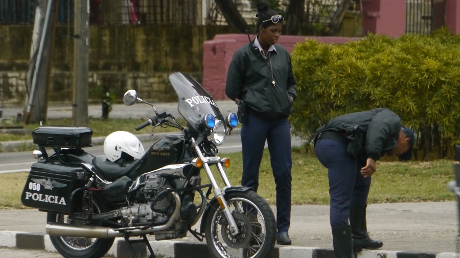 Efectivos policiales en La Habana.