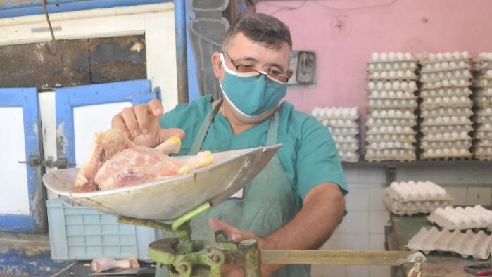 Pollo en venta en una carnicería cubana.