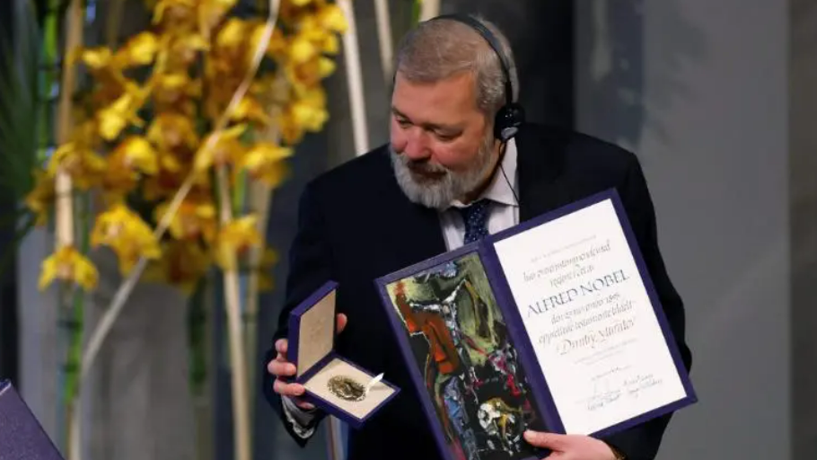 Dmitry Muratov con su medalla del Nobel de la Paz.
