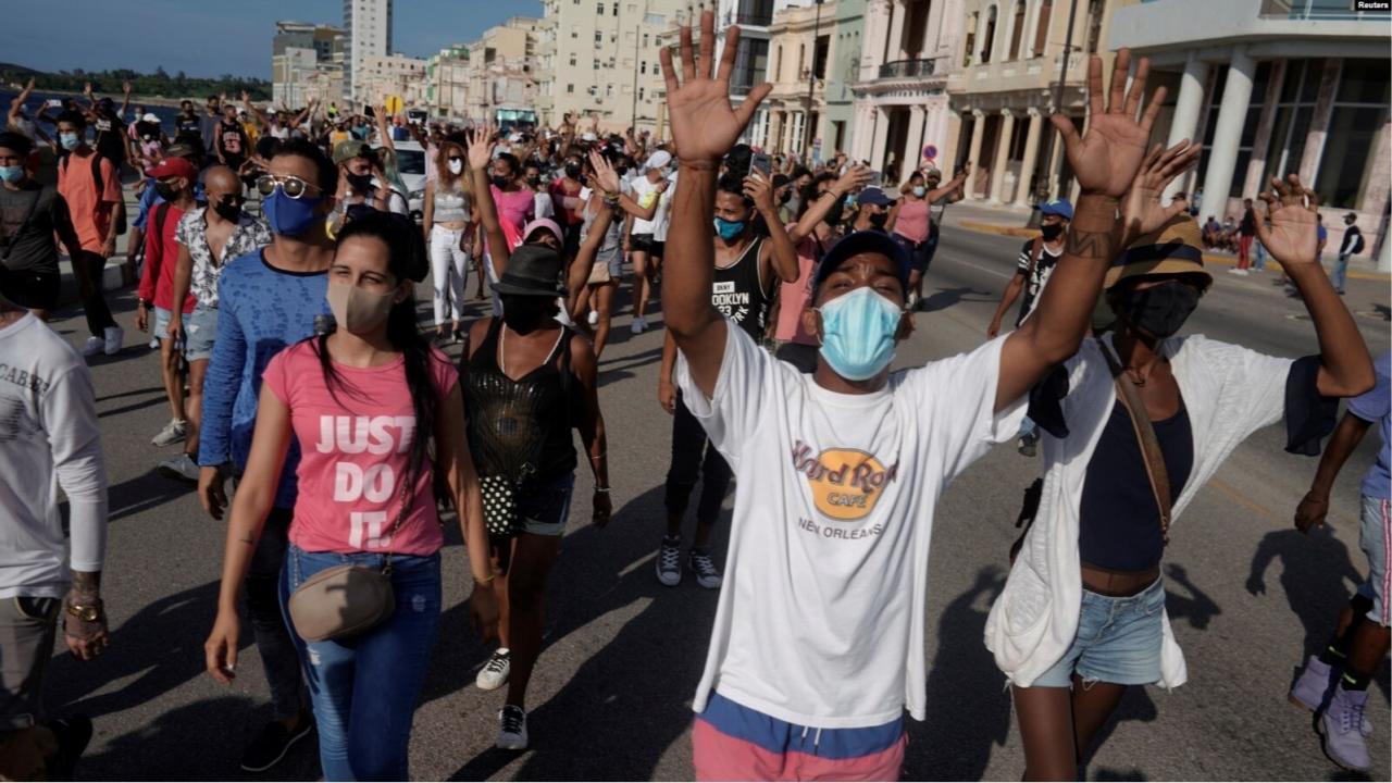 Cubanos protestanto por el 11J.