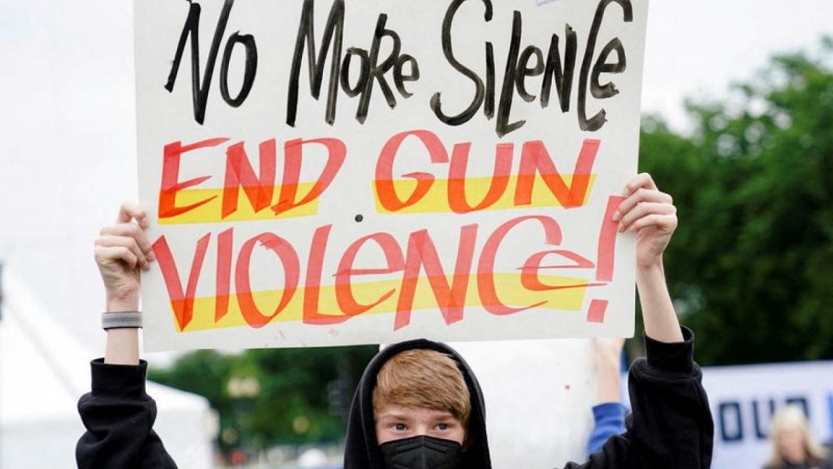 Manifestante apoya un cambio con respecto a la política estadounidense con respecto las armas.