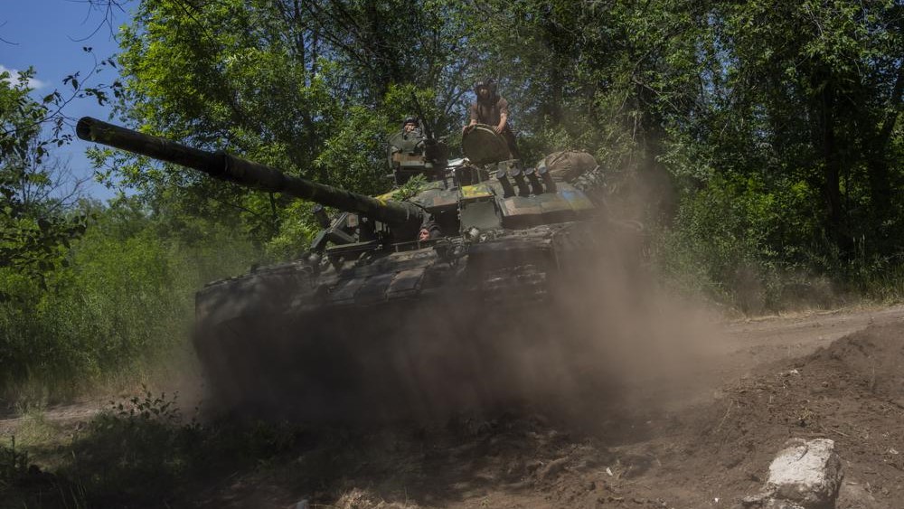 Militares ucranianos maniobran un tanque cerca del frente en la región de Donetsk, este de Ucrania, el lunes 6 de junio.
