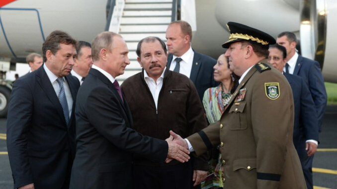 Vladimir Putin es saludado por un alto mando militar de Nicaragua.