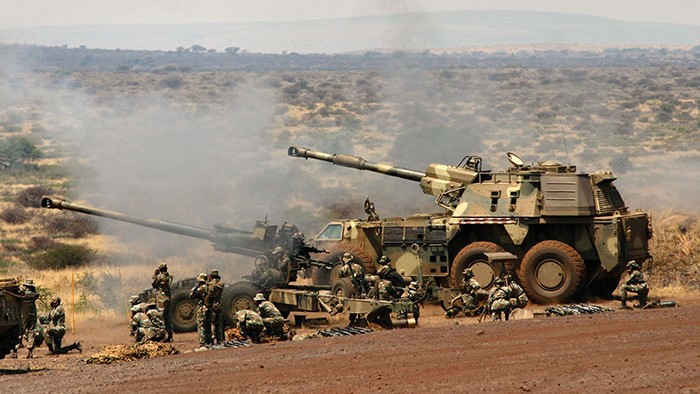 Tropas sudafricanas con artillería durante una maniobra. 