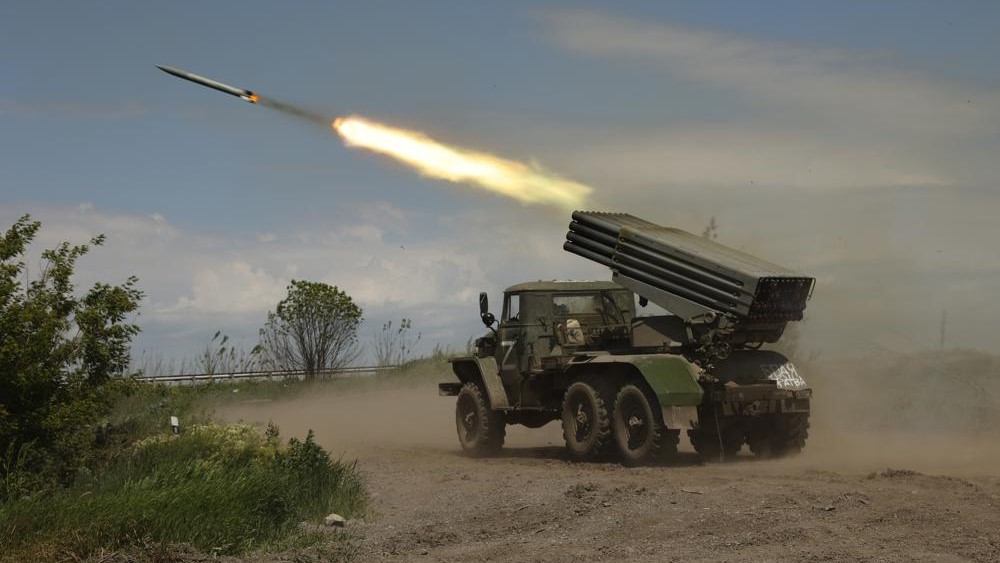 El lanzacohetes múltiple de una milicia de la prorrusa Donetsk dispara desde su posición en el este de Ucrania, el sábado 28 de mayo de 2022.