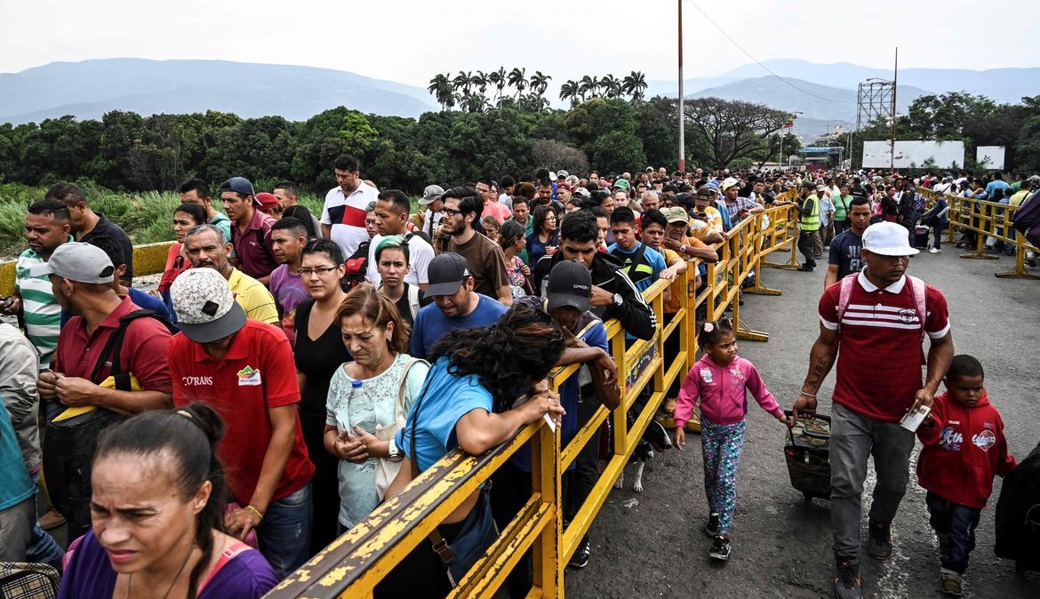 Venezolanos emigrando de su país. 
