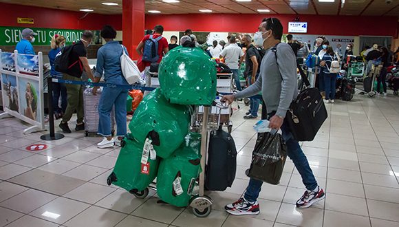 Un viajero con su equipaje tras arribar al Aeropuerto Internacional José Martí de La Habana.