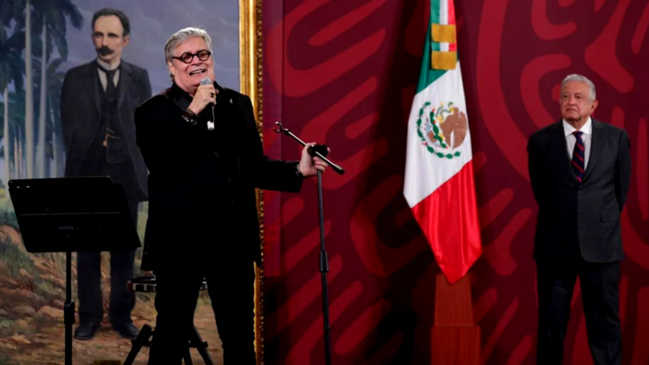 Amaury Pérez le canta a López Obrador.