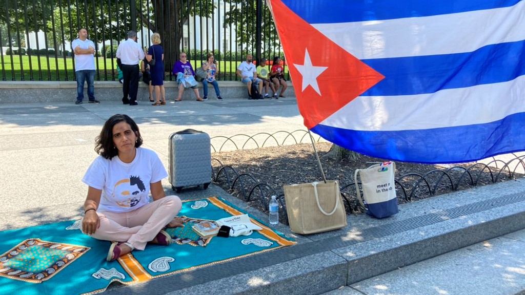 Anamely Ramos plantada frente a la Casa Blanca.