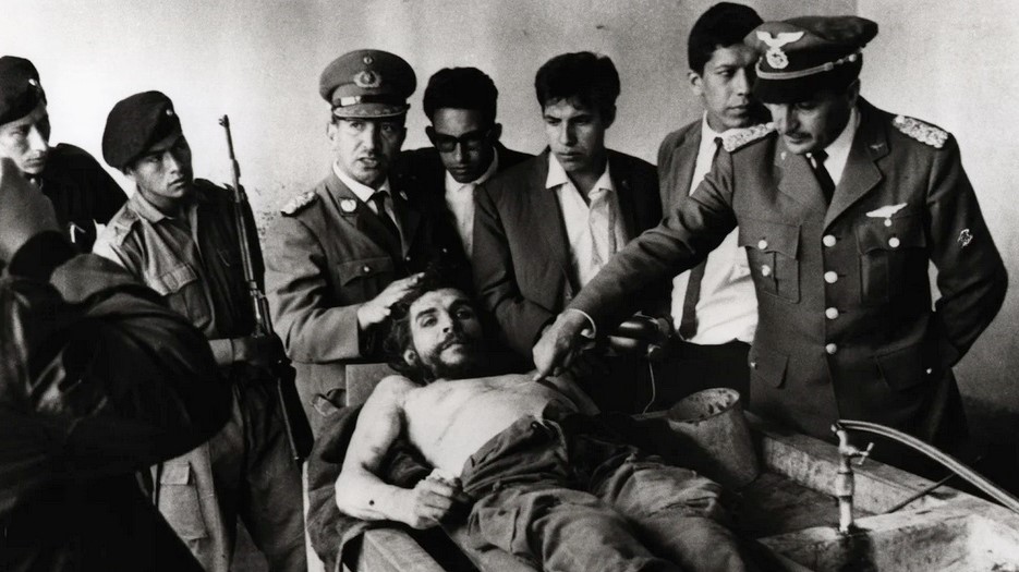 Soldados junto al cuerpo de Ernesto Guevara en 1967.