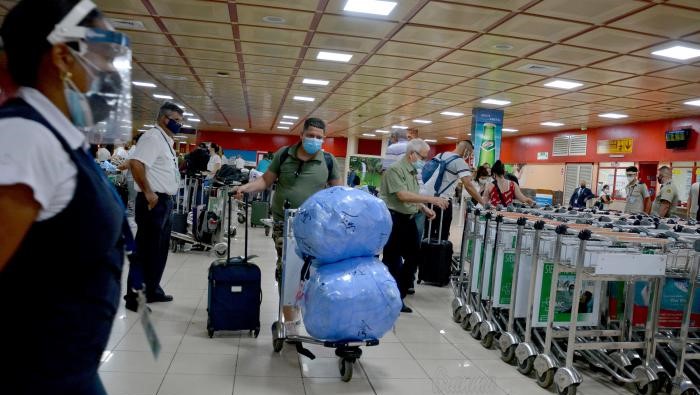 Viajeros al arribar por el Aeropuerto Internacional José Martí de La Habana.
