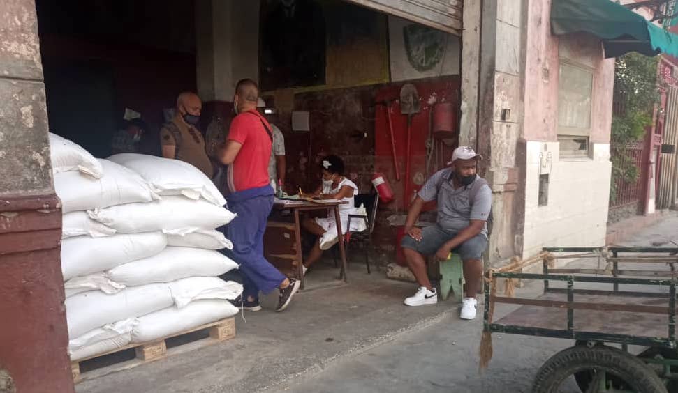 Trabajadores en un almacén en La Habana.