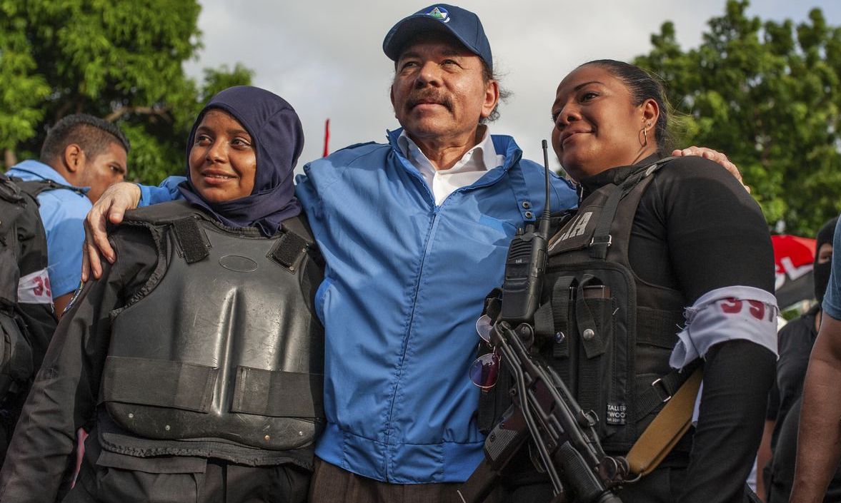 Daniel Ortega se retrata con dos mujeres de las fuerzas policiales.