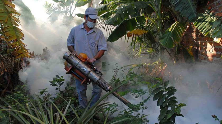 Un operario cubano en fumigación contra el Aedes aegypti.