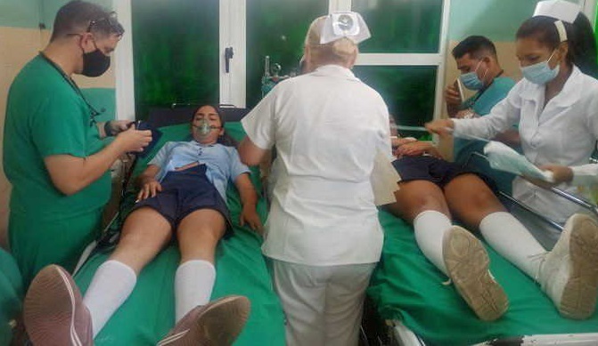 Estudiantes afectados por el escape de amoniaco en Camagüey.