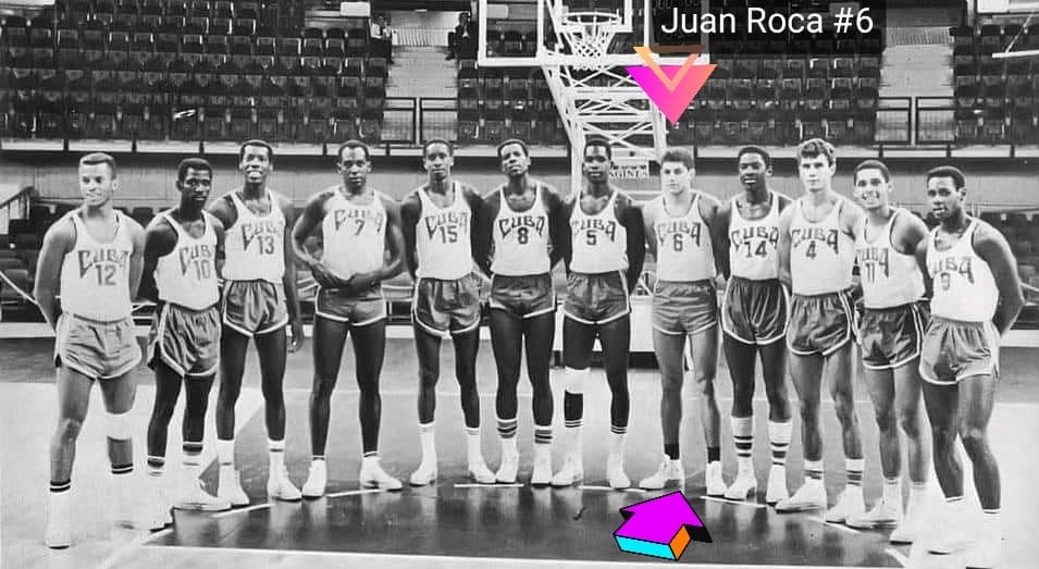 El ex basquetbolista cubano Juan Roca con el equipo que ganó la medalla de Bronce en los Juegos Olímpicos de Múnich 1972.