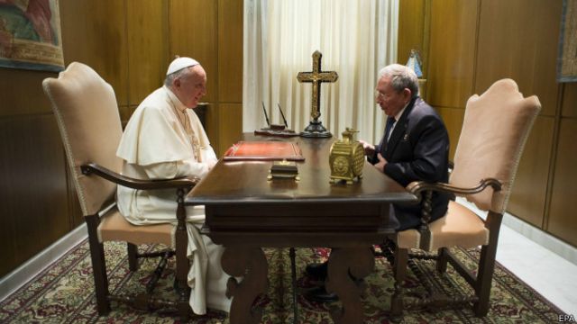 El papa Francisco y Raúl Castro durante una reunión.