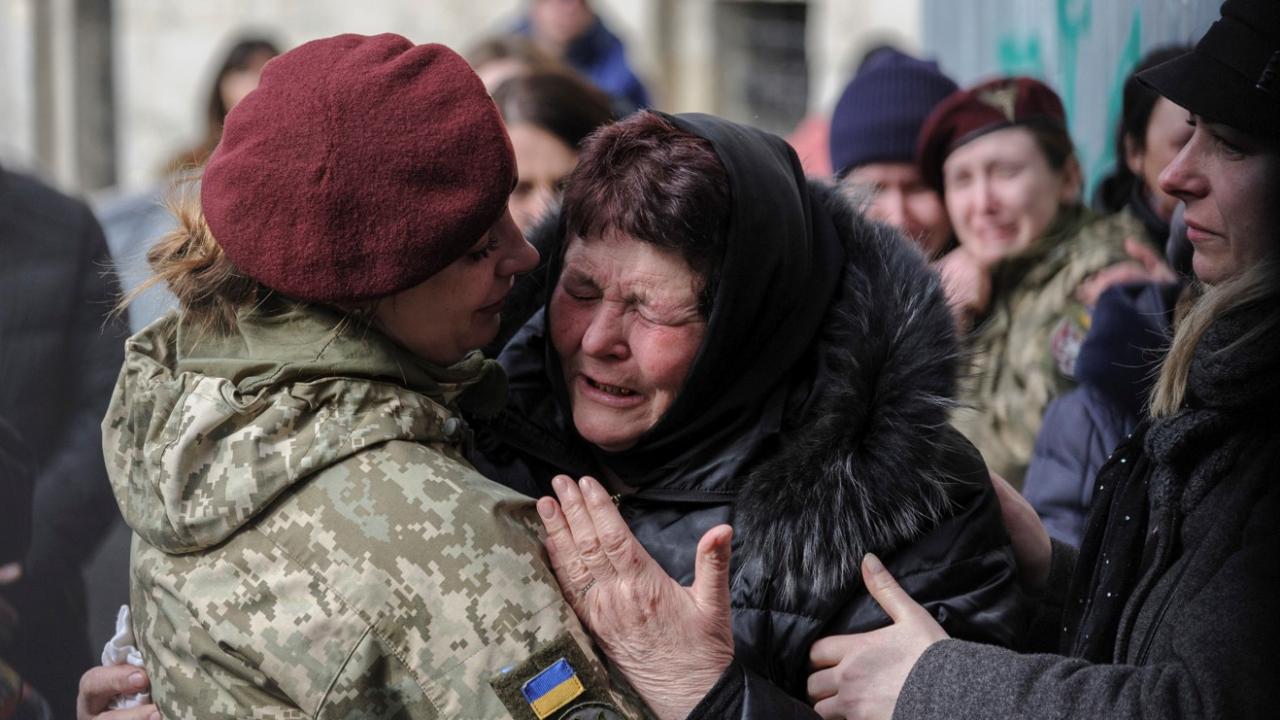 Una mujer ucraniana llora durante un funeral en marzo de 2022.