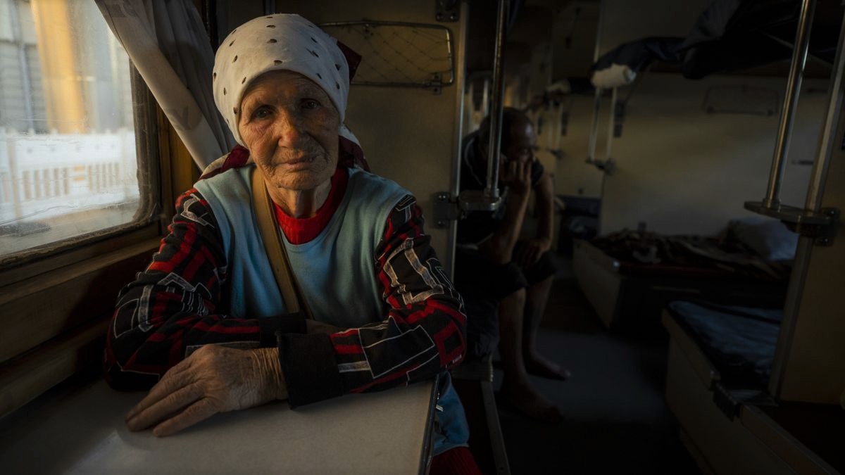 Anna, de 81 años, viaja en el tren gratuito que sirve para evacuar personas de Donbás.