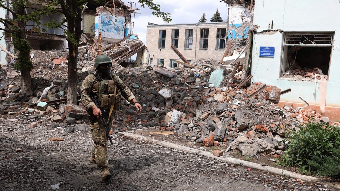 Un militar ucraniano pasa junto a edificios destruidos en la ciudad ucraniana de Siversk, en la región de Donetsk.