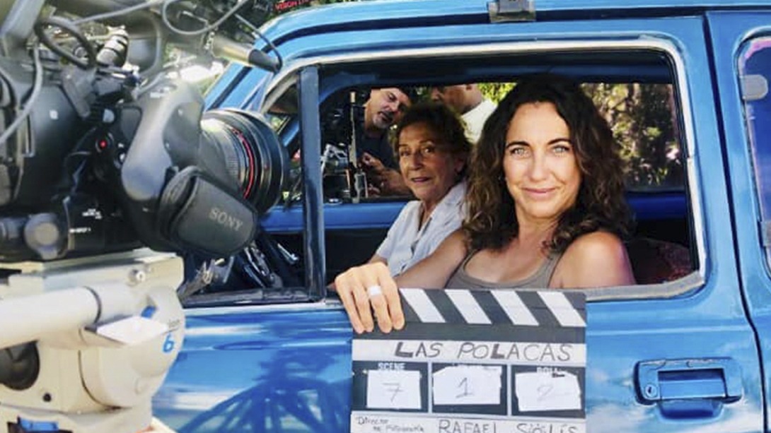 Tahimi Alvariño y Coralita Veloz durante la filmación del corto "Las Polacas".