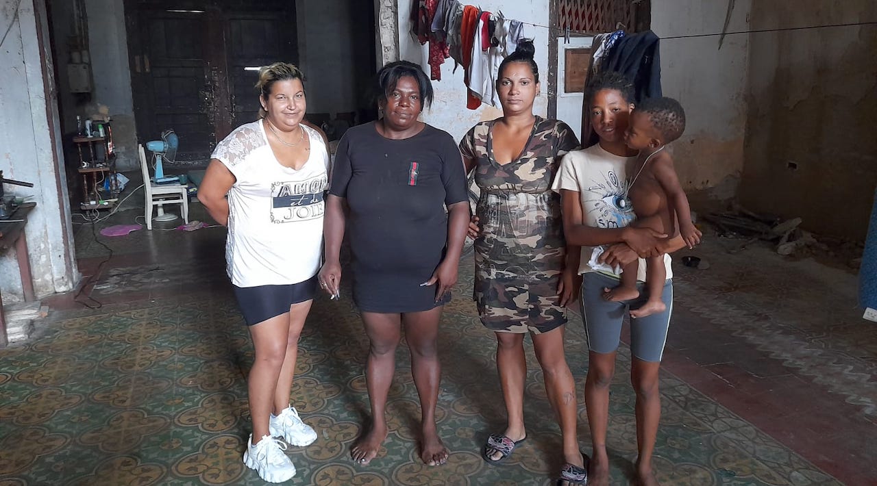 Madres que ocuparon un local estatal de Camagüey que iba a ser convertido en hostal.