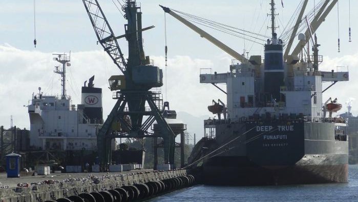 Operaciones en el puerto de Cienfuegos.