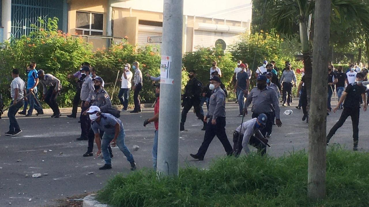 Policías enfrentados a los manifestantes el 11J en Cuba.