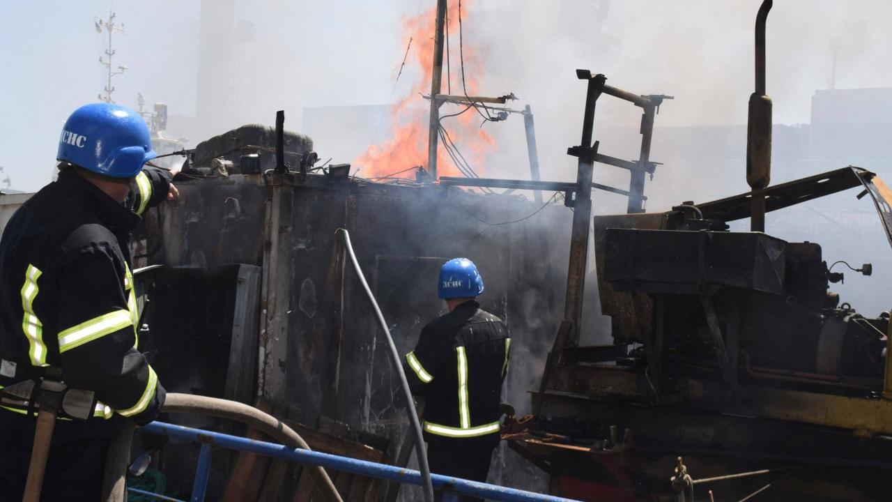 Bomberos trabajando para apagar un incendio en un puerto marítimo de Odesa, en el sur de Ucrania.