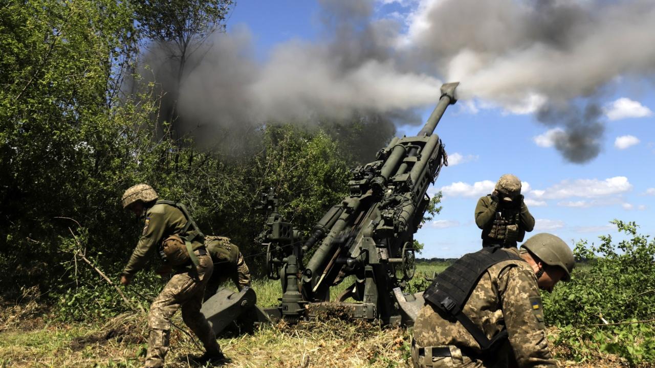 Militares ucranianos disparan un obús M777 en el frente en Donetsk, Ucrania, el 6 de junio.