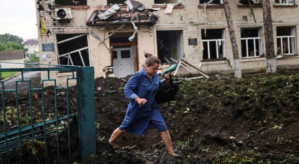 Una mujer camina entre escombros tras un bombardeo ruso.
