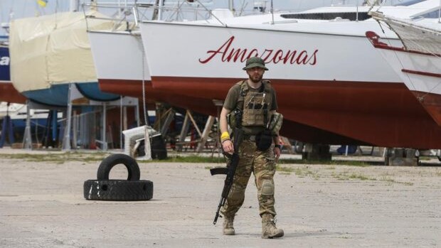 Un soldado ucraniano patrullaba por el puerto deportivo de Odesa el pasado 15 de mayo.