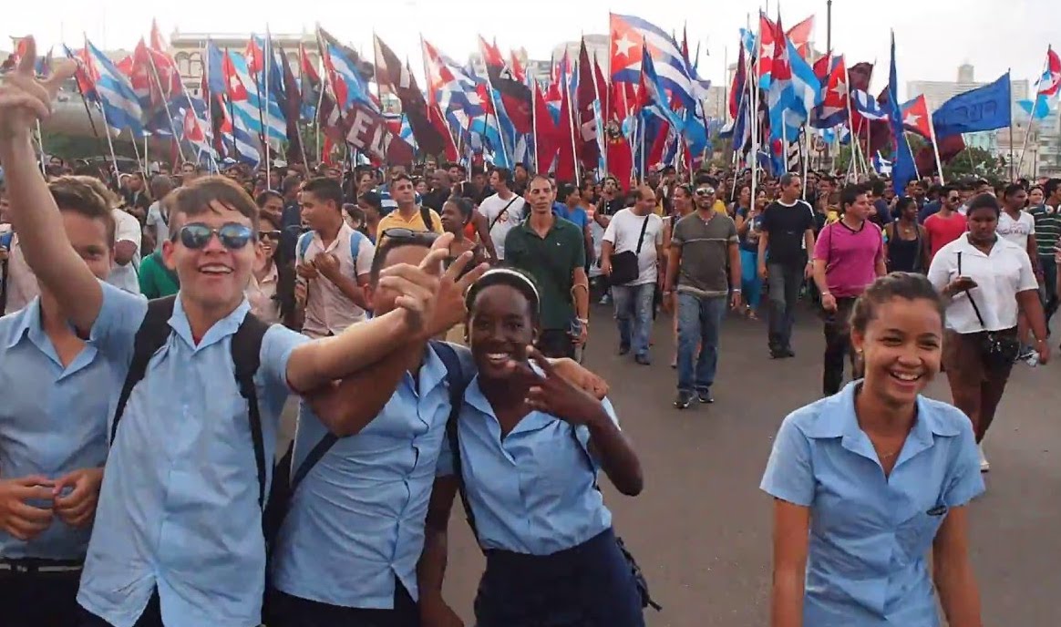 Estudiantes cubanos en una manifestación oficial.
