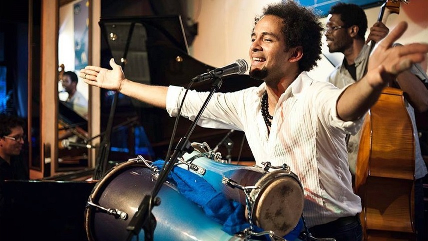El percusionista cubano Yuvisney Aguilar.