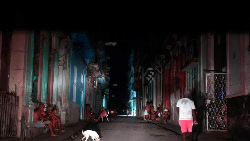 Una calle en apagón en La Habana.