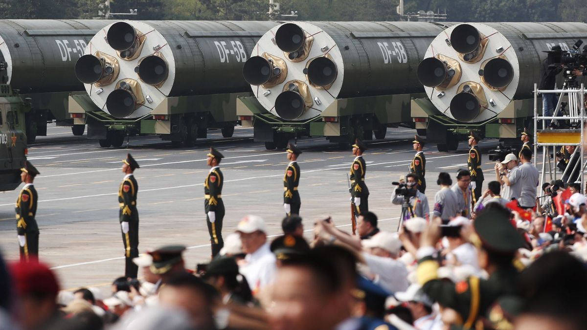 Misiles nucleares intercontinentales chinos DF-5B en la plaza de Tiananmén.