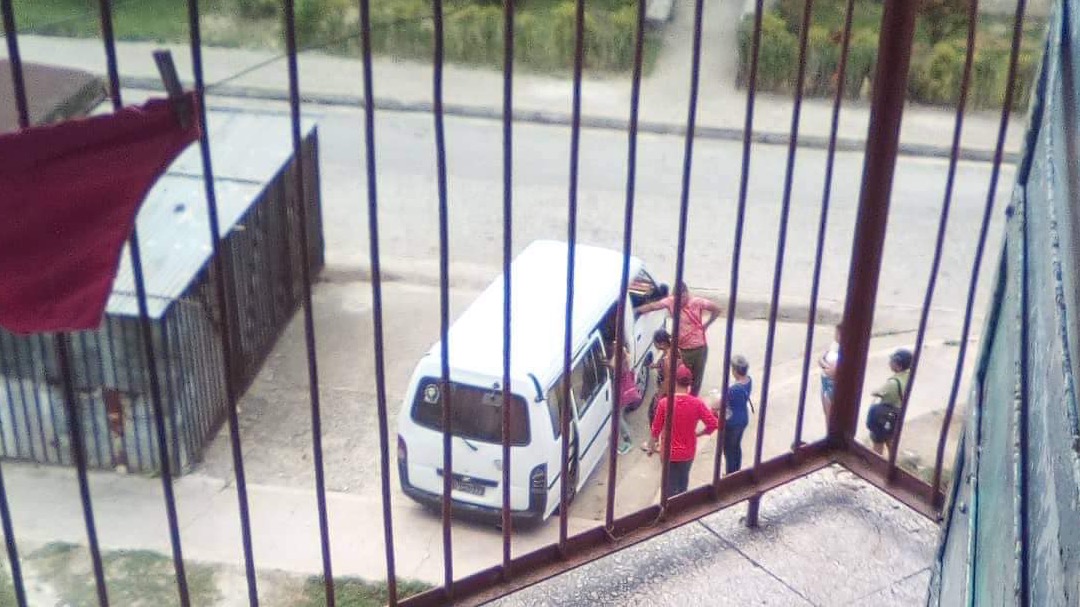 La madre cubana Ivón Freijoo es montada en una camioneta por agentes de la Seguridad del Estado.