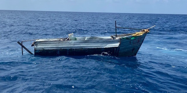 Embarcación rústica utilizada por migrantes cubanos.