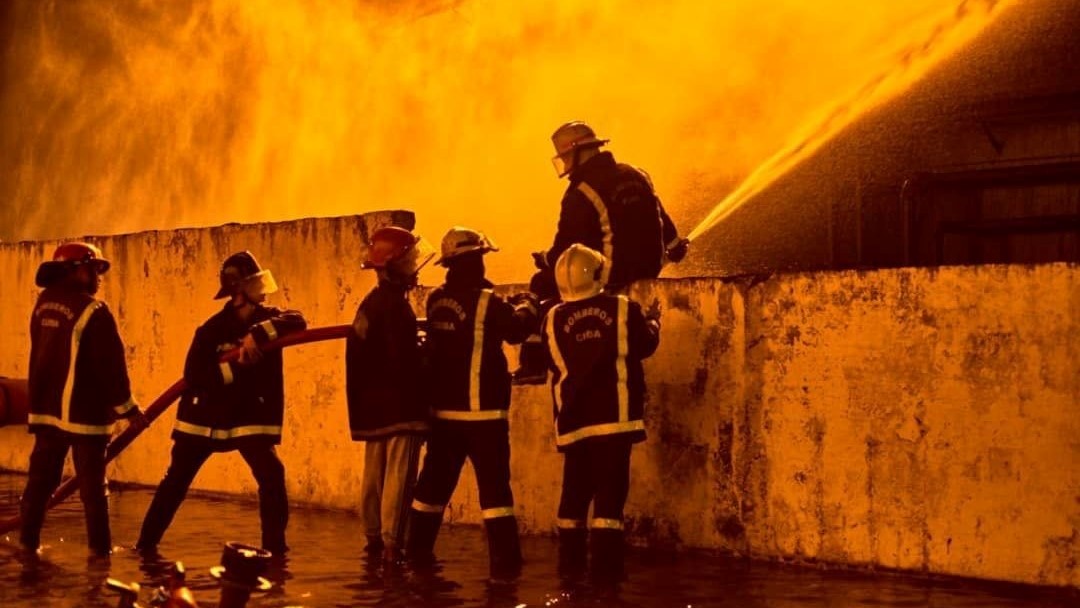 Bomberos en la extinción del incendio en Matanzas.