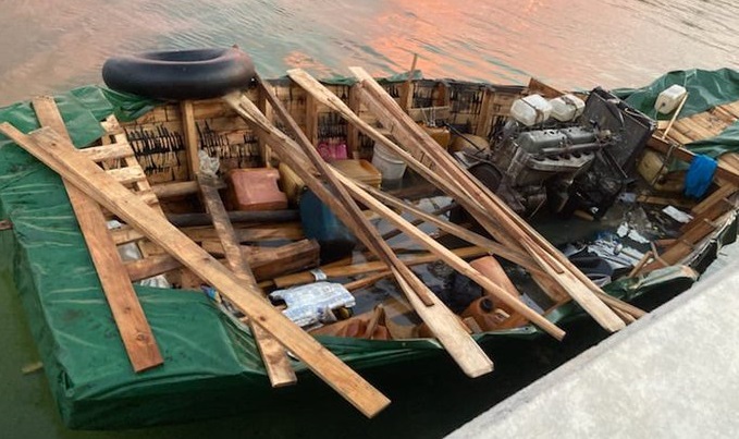 Embarcación rústica utilizada por los balseros cubanos que llegaron a Florida este miércoles.