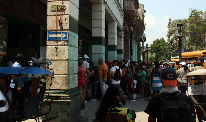 Cola en tienda de la calle Monte, La Habana.